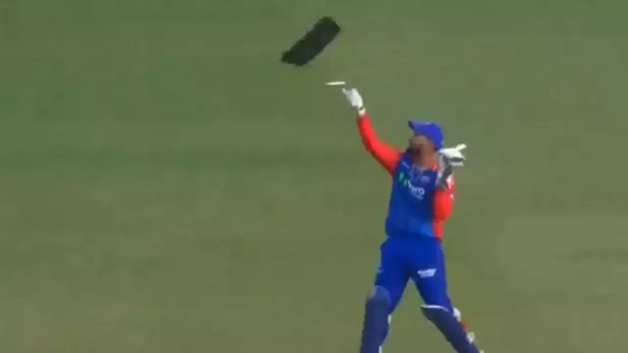 Watch: Rohit Sharma gives Rishabh Pant a kite to fly
